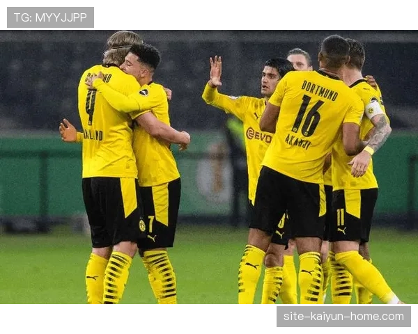 多特蒙德高位压迫下防线频繁暴露空间，稳定性面临考验