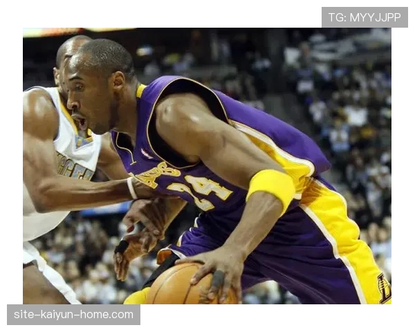 科比无球跑动制造错位，关键回合主导湖人进攻