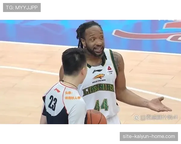 篮球规则中防守犯规如何界定?解析判定条件与裁判吹罚依据 篮球规则中防守犯规如何界定?解析判定条件与裁判吹罚依据